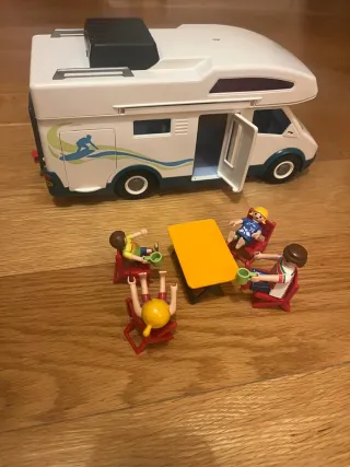 Autocaravana Playmobil con figuras y accesorios