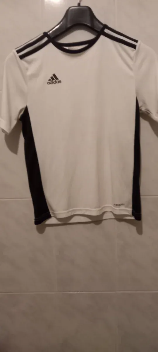 Camiseta deportiva Adidas blanca y negra