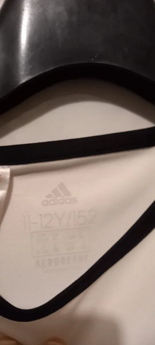 Camiseta deportiva Adidas blanca y negra