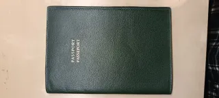 Porta pasaporte de cuero.