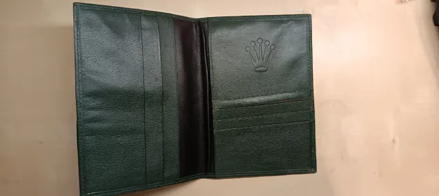 Porta pasaporte de cuero.