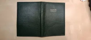 Porta pasaporte de cuero.