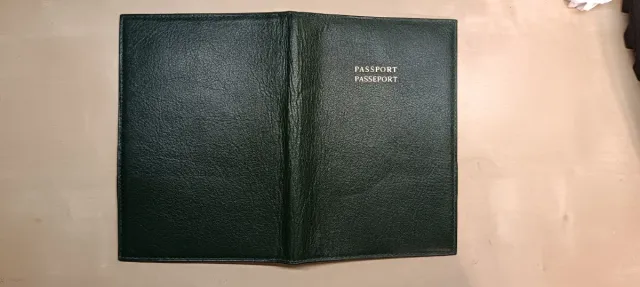 Porta pasaporte de cuero.