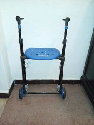 Andador con asiento azul