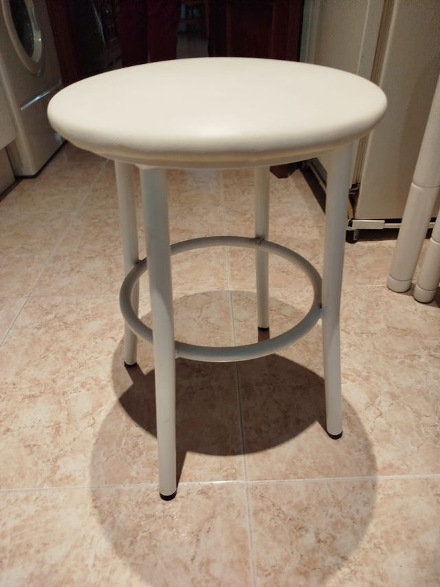 Taburete blanco con asiento acolchado