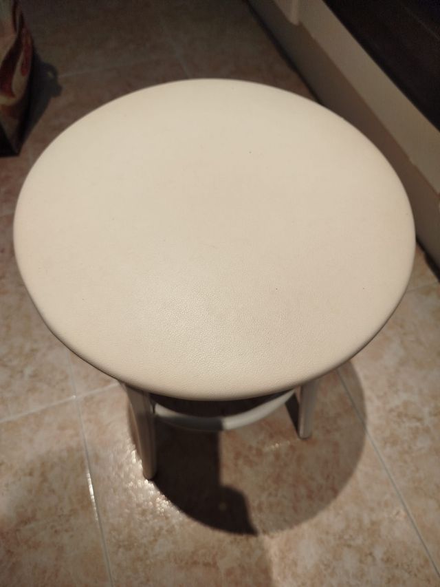 Taburete blanco con asiento acolchado