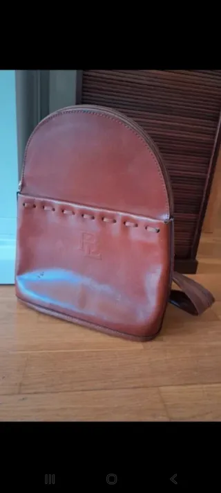 Mochila de piel marrón con logo RL