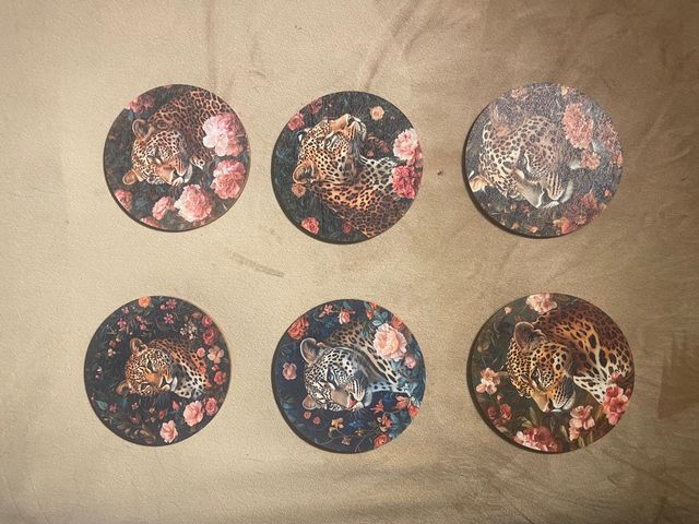 Posavasos de madera con diseño de leopardo y flore