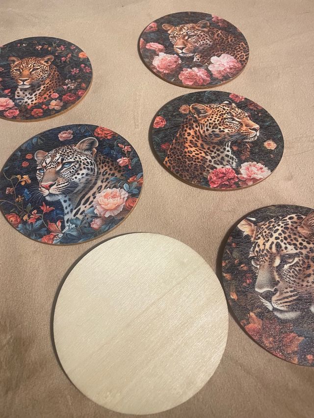 Posavasos de madera con diseño de leopardo y flore