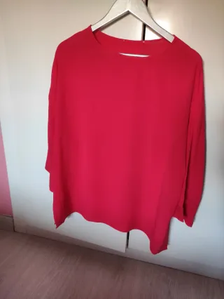 Blusa roja elegante y cómoda