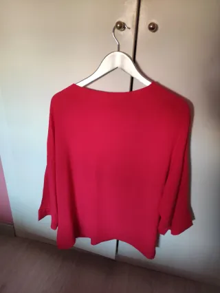 Blusa roja elegante y cómoda