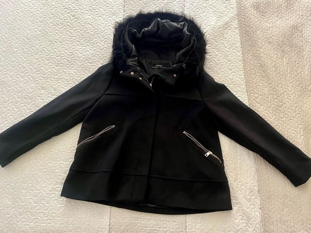Abrigo negro con capucha y pelo de la marca Zara