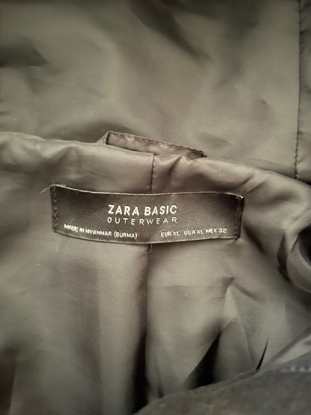 Abrigo negro con capucha y pelo de la marca Zara
