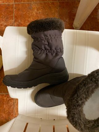 Botas de nieve grises y marrones