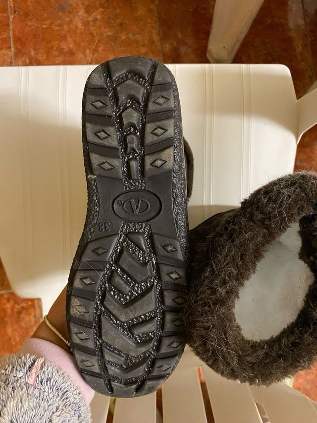 Botas de nieve grises y marrones