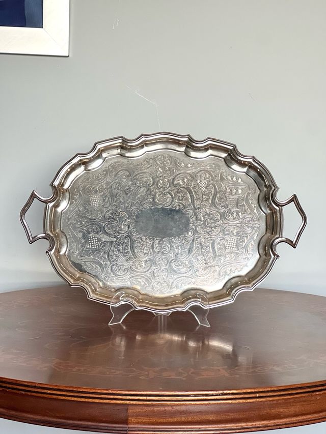 Bandeja de plata ovalada con asas