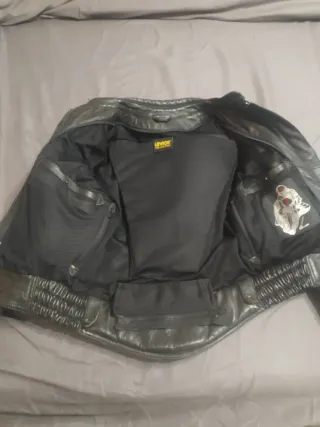 Chaqueta de moto de cuero con protecciones