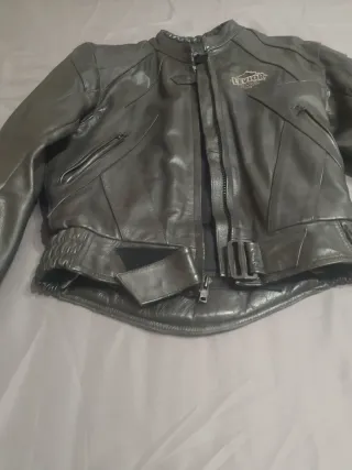 Chaqueta de moto de cuero con protecciones