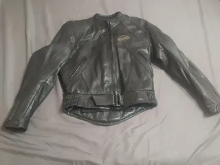 Chaqueta de moto de cuero con protecciones