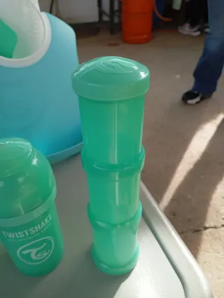 Lote Twistshake y 2 biberones otra marca