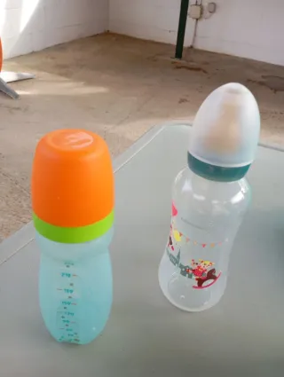 Lote Twistshake y 2 biberones otra marca