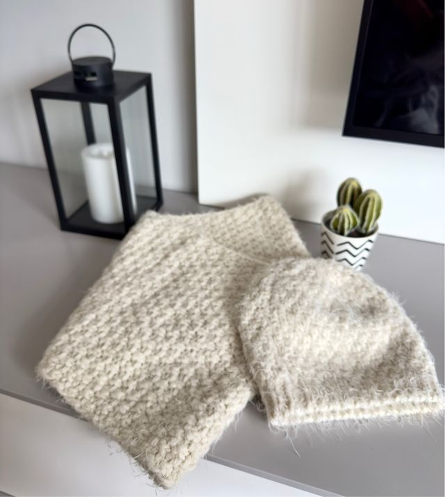 Berretto e sciarpa in lana beige per bambina