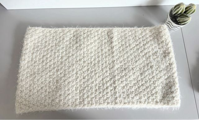 Berretto e sciarpa in lana beige per bambina