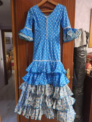 Traje de flamenca azul con lunares blancos