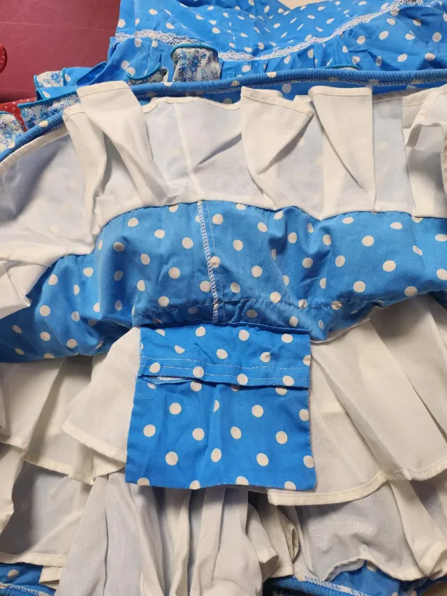 Traje de flamenca azul con lunares blancos