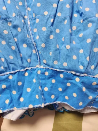 Traje de flamenca azul con lunares blancos