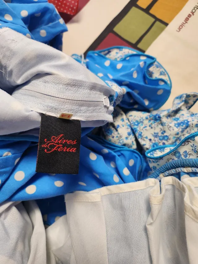 Traje de flamenca azul con lunares blancos