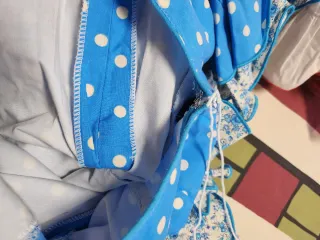 Traje de flamenca azul con lunares blancos