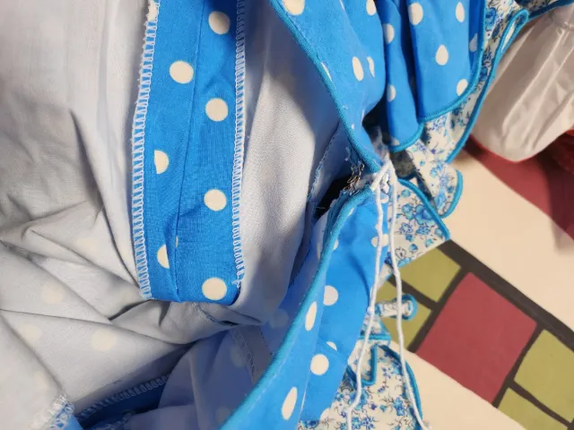 Traje de flamenca azul con lunares blancos