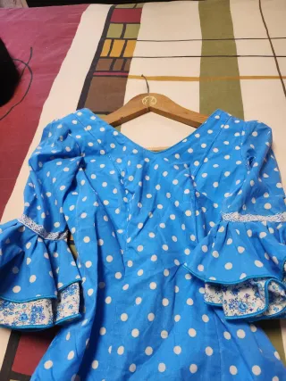 Traje de flamenca azul con lunares blancos