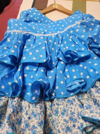 Traje de flamenca azul con lunares blancos