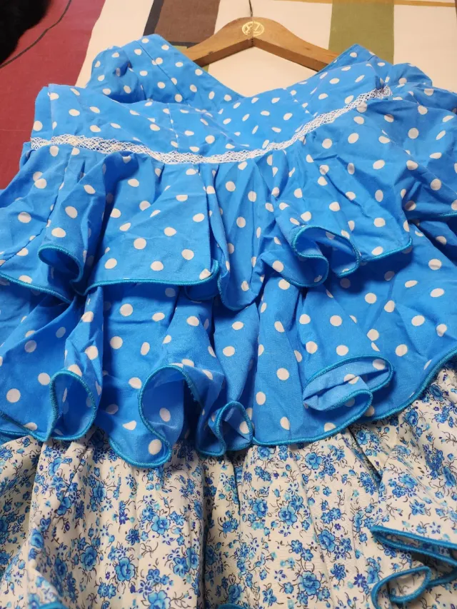 Traje de flamenca azul con lunares blancos