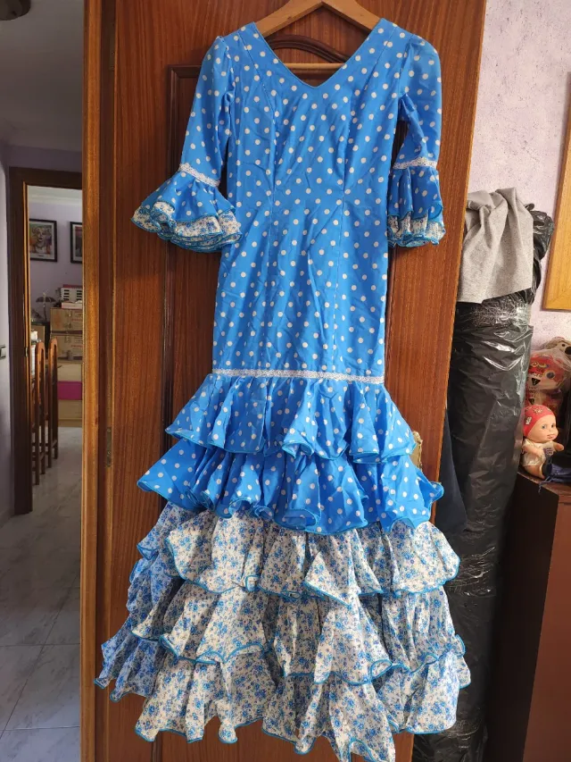 Traje de flamenca azul con lunares blancos