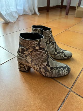 Botines piel estampado serpiente talla 36
