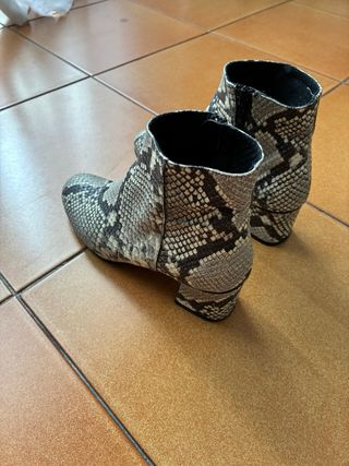 Botines piel estampado serpiente talla 36