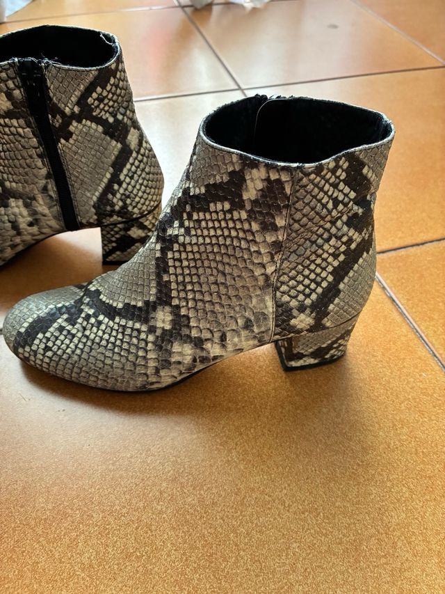 Botines piel estampado serpiente talla 36