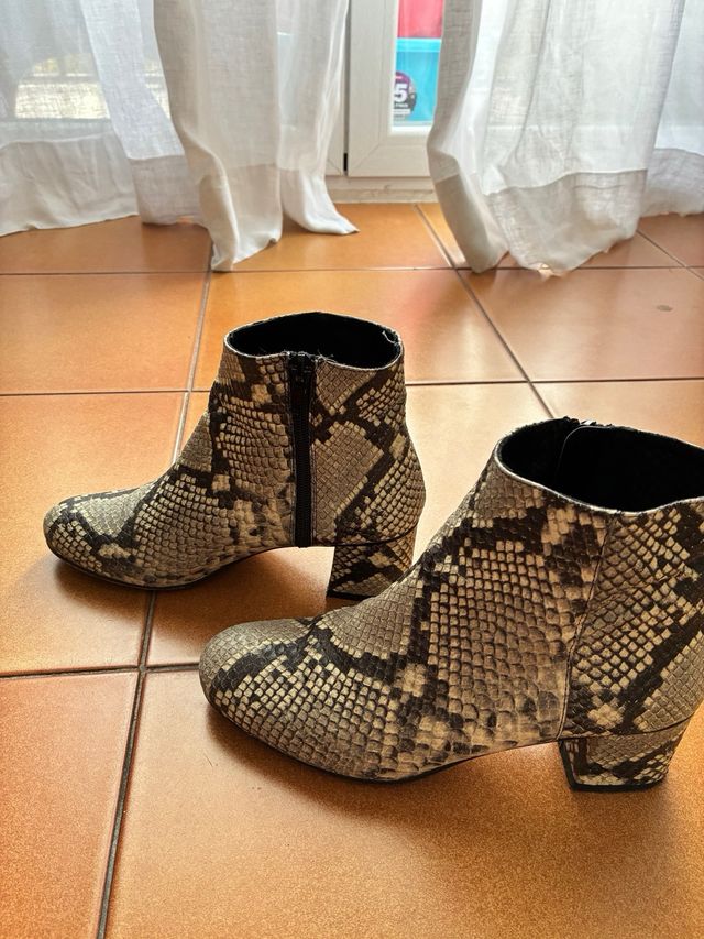 Botines piel estampado serpiente talla 36