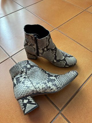 Botines piel estampado serpiente talla 36