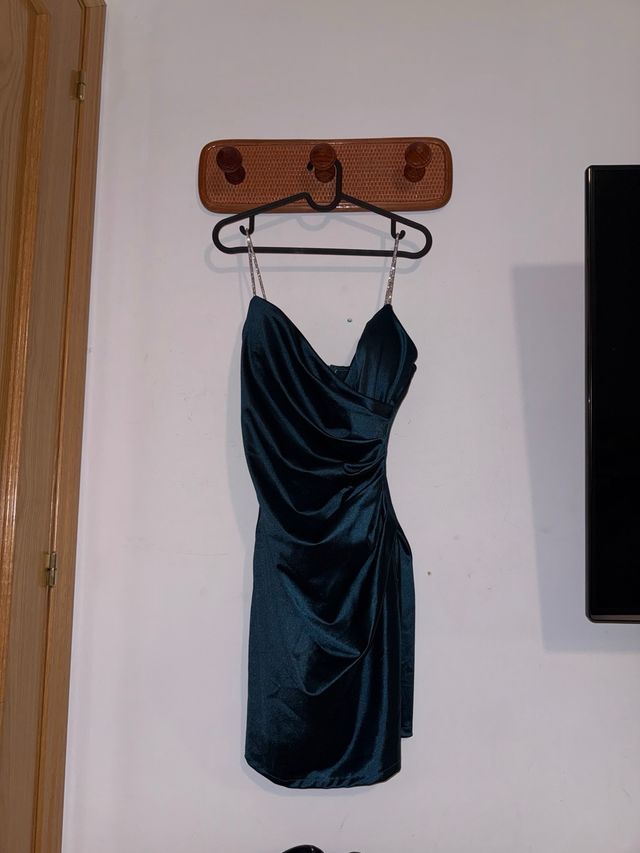 Vestido verde esmeralda con tirantes brillantes