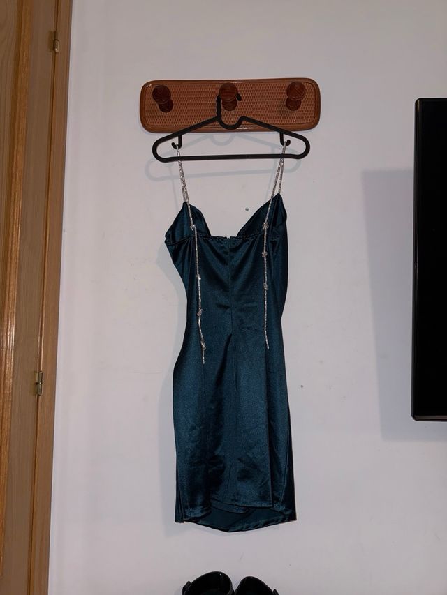 Vestido verde esmeralda con tirantes brillantes