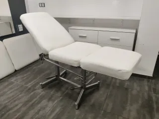 Camilla de estética blanca