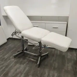 Camilla de estética blanca