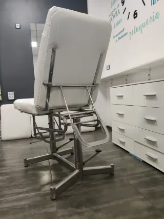 Camilla de estética blanca