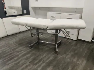 Camilla de estética blanca