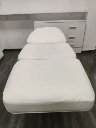 Camilla de estética blanca