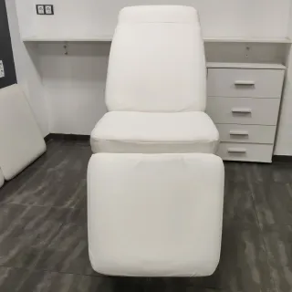 Camilla de estética blanca